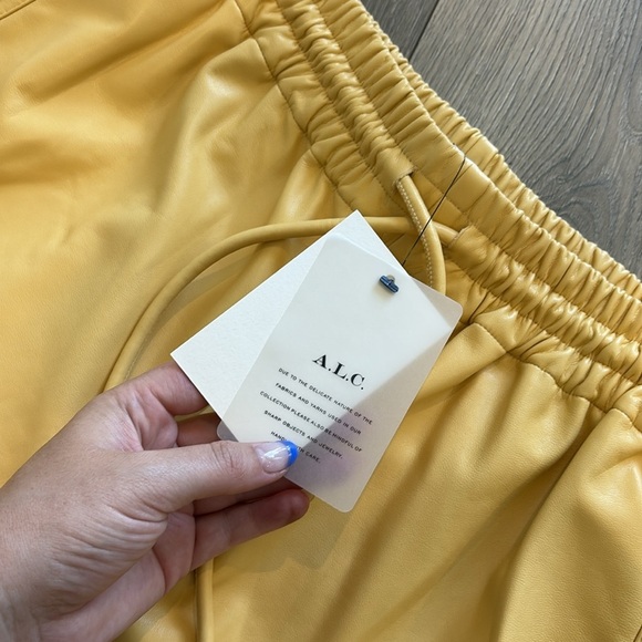 NWT ALC RYDER FAUX LEATHER SHORTS YELLOW Size Medium - Picture 5 of 12